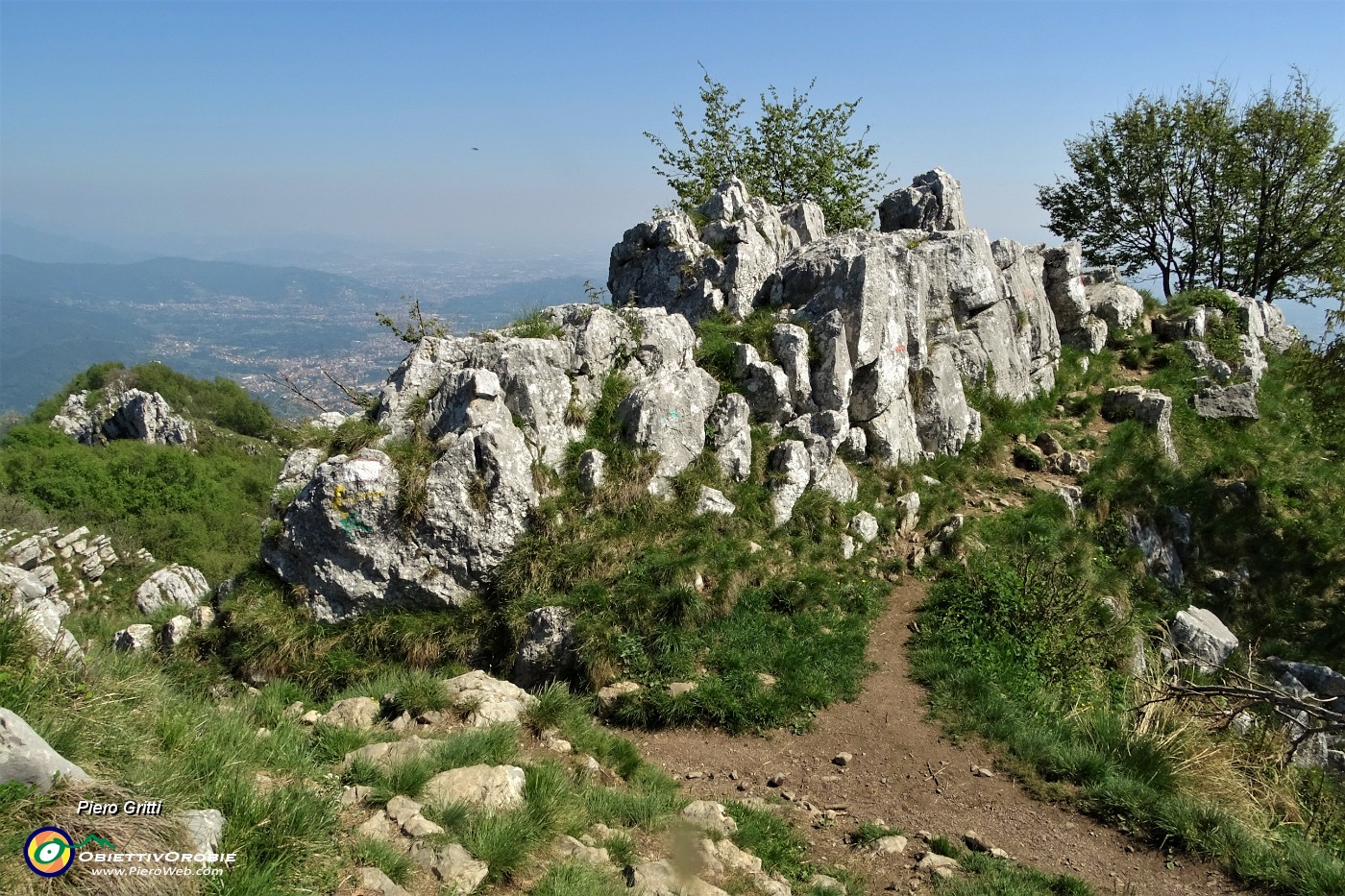 65 Scendo dal ripido sentiero di destra variante del 571 .JPG